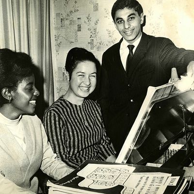 Turvwork Wakeyo (Etiopia)e Graziella Senis (Italia) impegnati in un duetto pianistico internazionale mentre Mike Orandi (Iran) gira le pagine, 1965