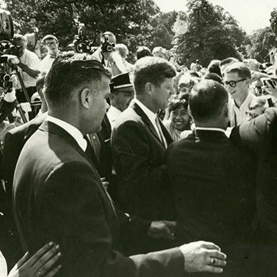Il Presidente americano John F. Kennedy stringe la mano ai partecipanti al bus trip davanti alla Casa Bianca. Washington D.C., 18 luglio 1963